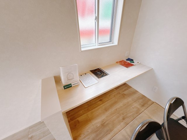 結城市川木谷 第1期 全8棟の居間・リビング|〇8号棟〇
リビングの一角には備え付けのカウンタースペースがございます。お子様のお勉強にも最適です。
※2025年8月撮影