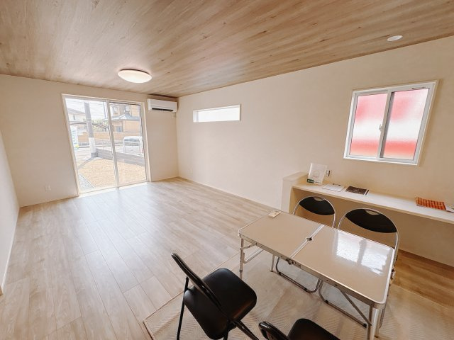 結城市川木谷 第1期 全8棟の居間・リビング|〇8号棟〇
リビング部分には床暖房完備。エアコンでは味わえない自然な暖かさです。床から伝わるやさしい熱で、ご家族の団らんを温もりある時間にします。
※2025年8月撮影