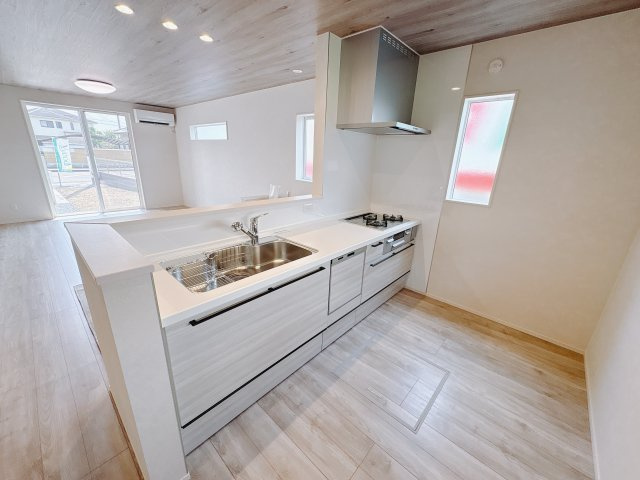 結城市川木谷 第1期 全8棟のキッチン|〇8号棟〇
対面式システムキッチンは、料理をしながら会話も楽しめます。家族とのつながりを感じられる心地よい空間になります。
※2025年8月撮影