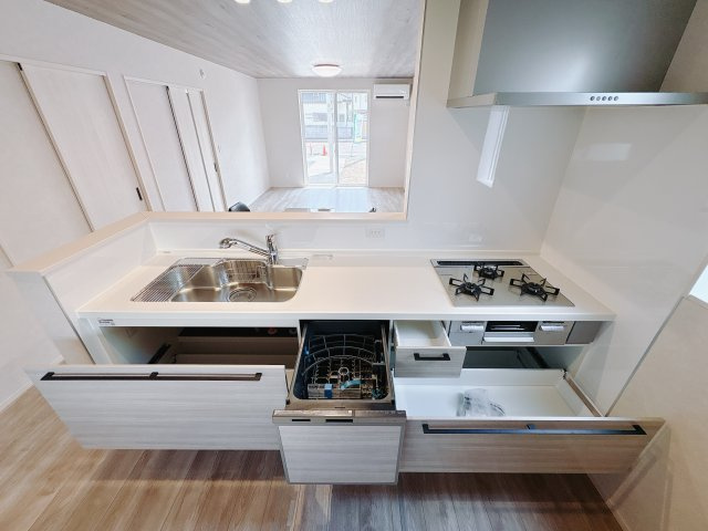 結城市川木谷 第1期 全8棟のキッチン|〇8号棟〇
毎日の家事をぐっと楽にしてくれる食器洗乾燥機付き。忙しい日も安心して快適なキッチンライフを楽しめます。
※2025年8月撮影