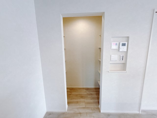 結城市川木谷 第1期 全8棟の収納|〇8号棟〇
キッチン横に設けられたパントリーは、食品や日用品をすっきり収納できる頼れる存在。見せない収納で生活感を抑え、空間を美しく保ちます。
※2025年8月撮影