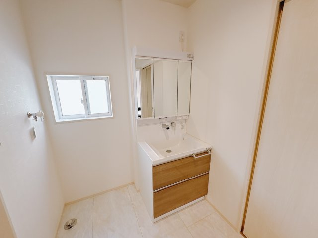 結城市川木谷 第1期 全8棟の独立洗面台|〇8号棟〇
洗面台は三面鏡付きで、身だしなみチェックもラクラク。収納力もたっぷりで、毎朝の準備が快適です。
※2025年8月撮影