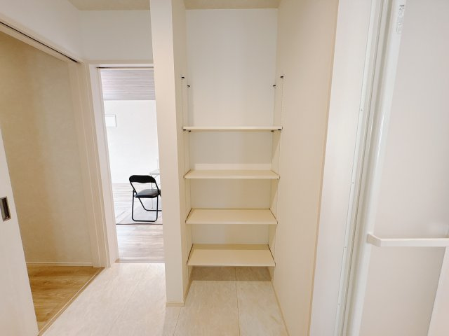 結城市川木谷 第1期 全8棟の収納|〇8号棟〇
洗面室のリネン庫には、増えがちなタオル類や洗剤等のストックをたっぷり収納出来て、スッキリと暮らせます。
※2025年8月撮影