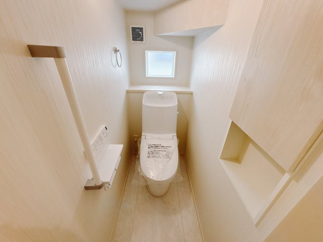 結城市川木谷 第1期 全8棟のトイレ|〇8号棟〇
感染病の予防もできる温水洗浄便座トイレ。毎日清潔＆やさしい使い心地です。
※2025年8月撮影