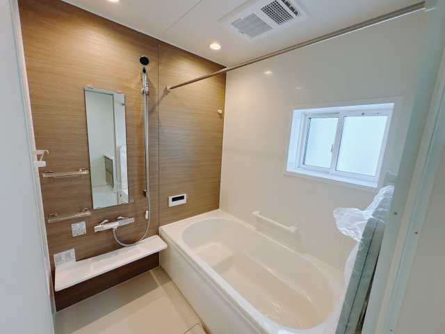 結城市川木谷 第1期 全8棟の浴室|〇8号棟〇
1日の疲れを癒せる落ち着いたバスルーム。雨の日でもお洗濯に困らない浴室乾燥機付きです。
※2025年8月撮影