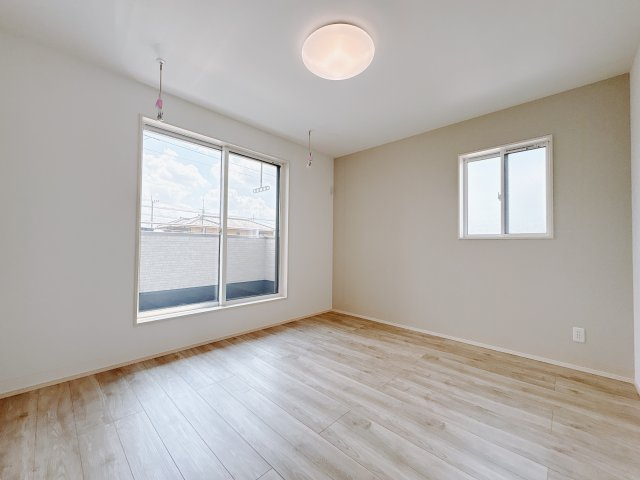 結城市川木谷 第1期 全8棟の洋室|〇8号棟・2階７帖洋室〇
大きめなベッドもラクラク設置可能なゆとりある洋室。バルコニー側には室内干しスペースもございます！
※2025年8月撮影