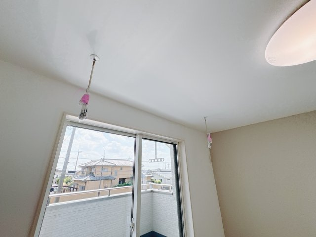 結城市川木谷 第1期 全8棟のその他|〇8号棟・2階７帖洋室〇
お天気が不安定な時や花粉の時期には室内干しが可能な金具付き。浴室乾燥と組み合わせれば梅雨の時期も快適に過ごせます！
※2025年8月撮影