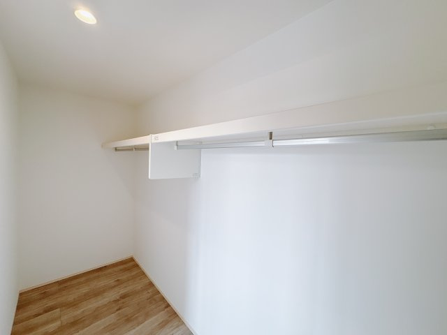 結城市川木谷 第1期 全8棟の収納|〇8号棟・2階７帖洋室〇
まるでショップのような収納空間。ウォークインクローゼットなら、季節ごとの衣類もすっきり整理できて、暮らしにゆとりが生まれます。
※2025年8月撮影