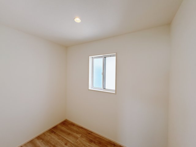 結城市川木谷 第1期 全8棟の収納|〇8号棟・2階納戸〇
約3帖の納戸です。ワークスペースや収納、趣味のお部屋など、使い方によって自由自在な空間です。
※2025年8月撮影