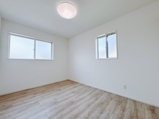 結城市川木谷 第1期 全8棟の洋室|〇8号棟・6帖洋室〇
ベッドと机を無理なく置ける、お子様用にちょうどいい広さのお部屋です。自分だけの時間を大切にできて勉強にも集中できます。
※2025年8月撮影