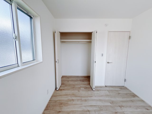 結城市川木谷 第1期 全8棟の収納|〇8号棟・2階6帖洋室〇
静かな2階にある洋室は、プライベート感たっぷり。趣味や仕事に集中できるちょうどいい広さで、自分だけの時間を大切にできます。
※2025年8月撮影