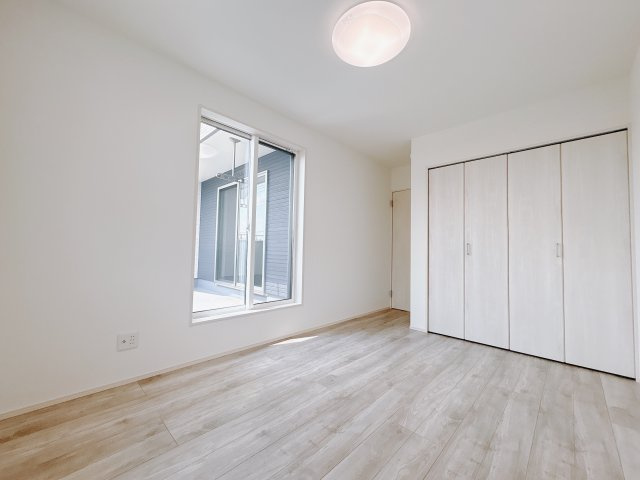 結城市川木谷 第1期 全8棟の洋室|〇8号棟・6.5帖洋室〇
ひとり時間を楽しむのにちょうどいいサイズ感のお部屋です。バルコニーに面しているので、すぐに気分転換も可能です！
※2025年8月撮影