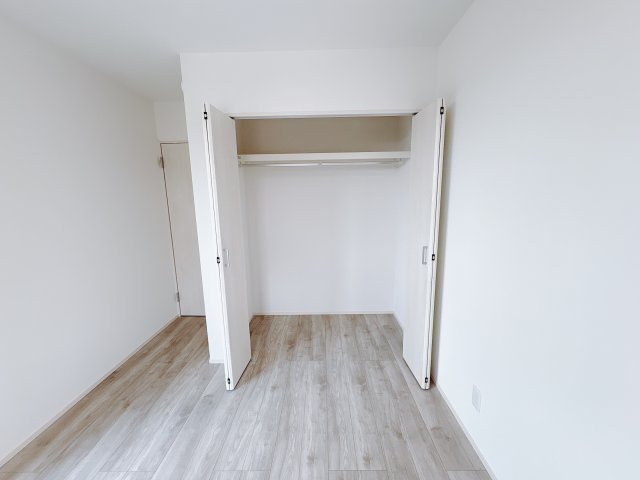 結城市川木谷 第1期 全8棟の収納|〇8号棟・6.5帖洋室〇
収納力のあるクローゼットが備わった洋室。季節の衣類や生活用品もまとめてしまえて、片付けがラクになる嬉しい空間です。
※2025年8月撮影