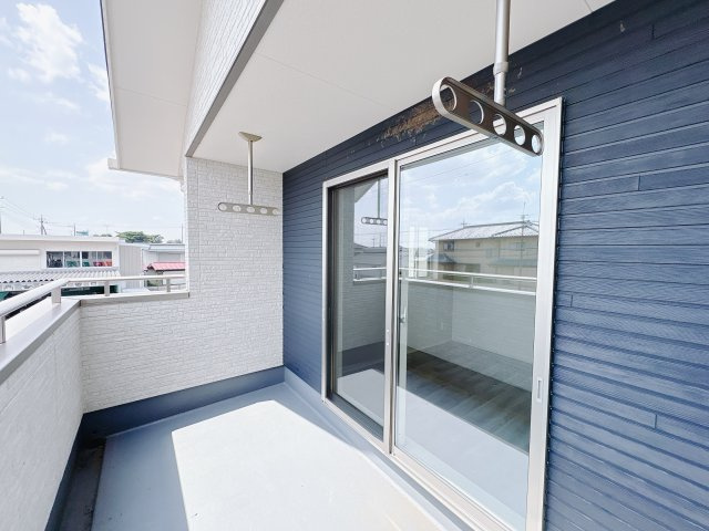 結城市川木谷 第1期 全8棟のバルコニー|〇8号棟〇
外の空気を感じながら、ほっと一息。洗濯物を干すだけじゃない、バルコニーが暮らしにちょっとした贅沢と開放感を届けてくれます。
※2025年8月撮影