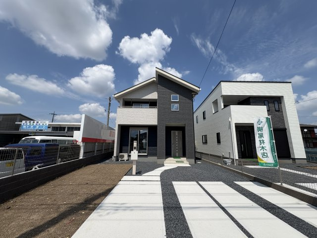 結城市川木谷 第1期 全8棟の外観|〇8号棟〇前面道路が約15ｍあることで、陽当たり・風通しも良好。見通しも良いので車庫入れが苦手でもスムーズに行えます。※2025年8月撮影