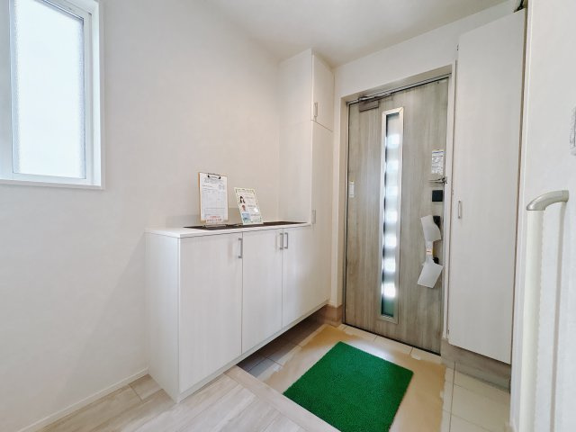 結城市川木谷 第1期 全8棟の玄関|〇8号棟〇
増え続ける家族の履物が全部しまえるワイドな玄関収納
※2025年8月撮影