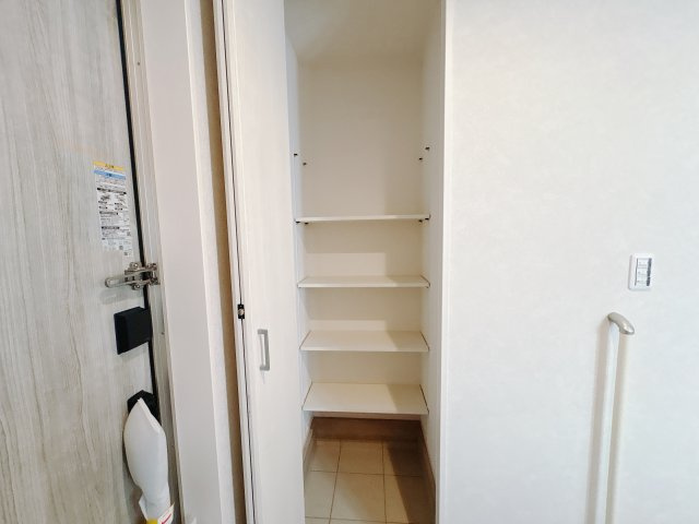 結城市川木谷 第1期 全8棟の収納|〇8号棟〇
玄関横のシューズインクローゼット。靴だけでなく傘・ベビーカー・アウトドア用品などもまとめて収納できて大変便利です♪
※2025年8月撮影