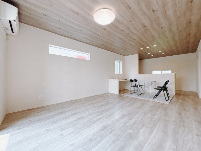 結城市川木谷 第1期 全8棟の居間・リビング|〇8号棟〇
大画面TVの設置場所にも困らない、インテリアプランが考えやすい広々リビング。家族団らんの時間も増えそうです！
※2025年8月撮影