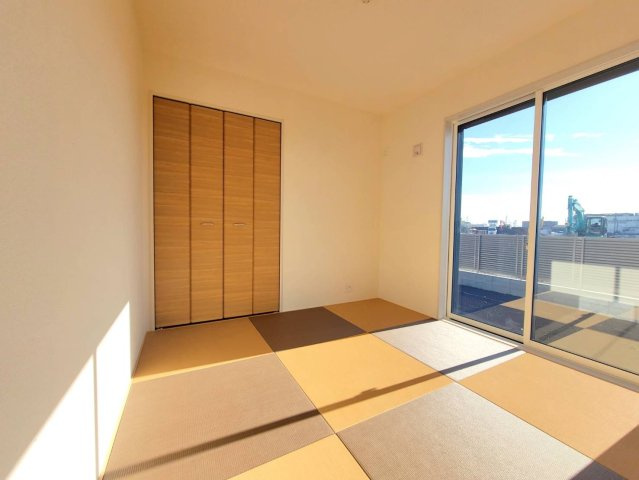 【ブルーミングガーデン】下野市川中子 全2邸の和室|〇1号棟　1F和室4.5帖〇
和室では足をくずして会話を楽しんだり、お庭眺めたり。ゆったりとしたときが流れます。押入れには、予備の布団や枕、座布団などをすっきり収納します。
※2025年11月撮影