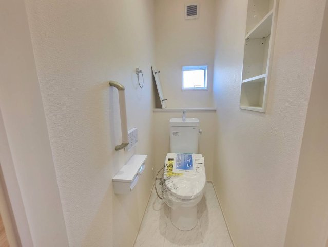 【ブルーミングガーデン】下野市川中子 全2邸のトイレ|〇1号棟　トイレ〇
ニッチ収納＆タオル掛け付きトイレ♪手すり付きで安心のトイレスペースです！
※2025年11月撮影