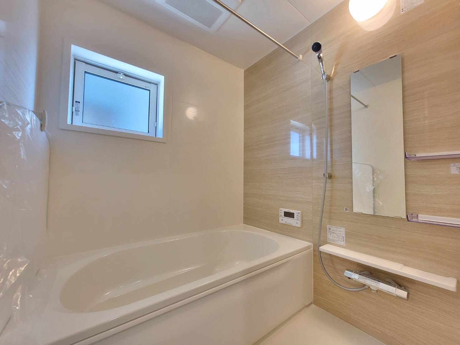 【ブルーミングガーデン】下野市川中子 全2邸の浴室|〇1号棟浴室〇
白と木目柄が、清潔で落ち着いた雰囲気を醸す浴室。1日の疲れをゆっくりと癒すことができる。雨の日には浴室内に洗濯物を干すこともできる、機能性も備えています。
※2025年11月撮影