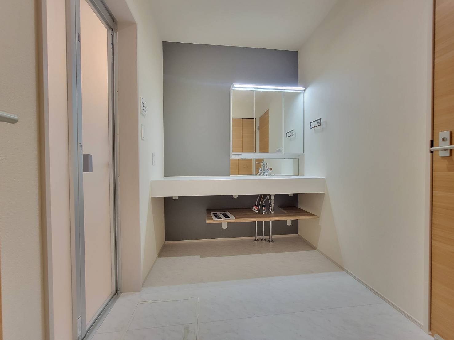 【ブルーミングガーデン】下野市川中子 全2邸の独立洗面台|○1号棟　洗面化粧台○
忙しい朝に混雑しがちな洗面台も、家族が並んでお支度もはかどります。
※2025年11月撮影