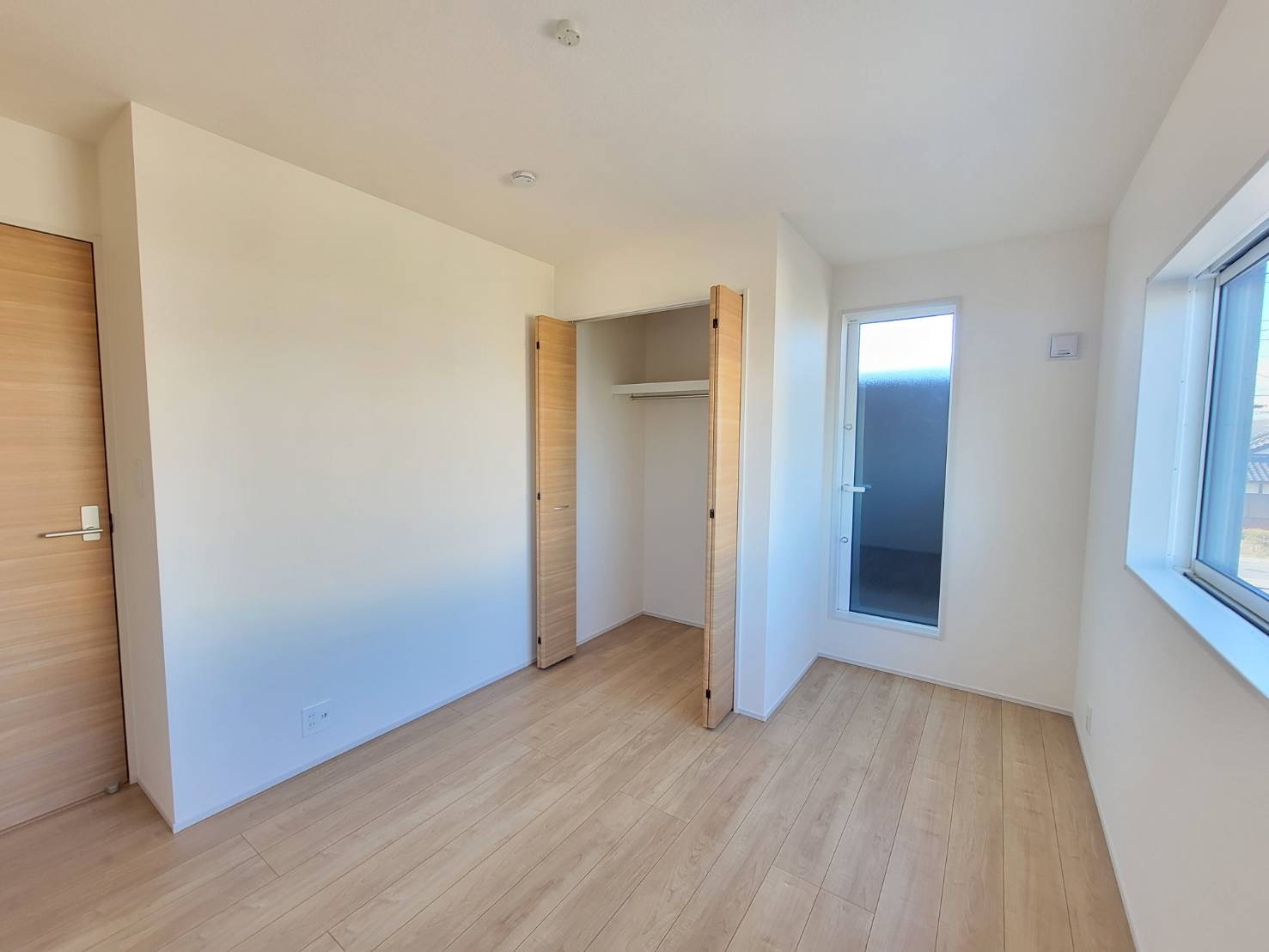 【ブルーミングガーデン】下野市川中子 全2邸の洋室|○1号棟2F洋室5.2帖○
プライベートバルコニーに繋がる洋室です。２階各居室に収納完備！しっかり容量があるので、いつでもお部屋がスッキリ片付きます♪
※2025年11月撮影