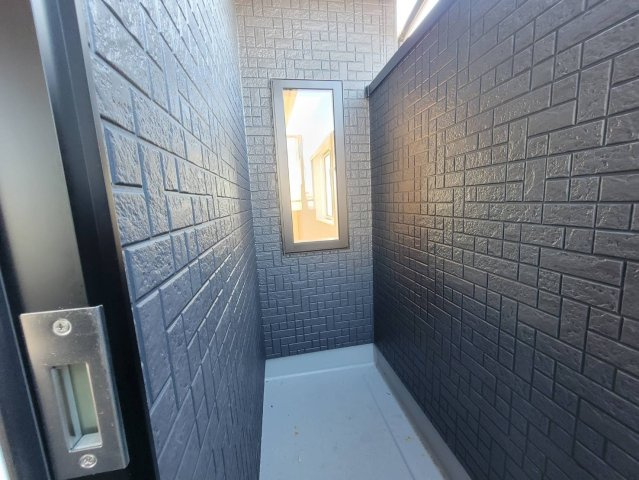 【ブルーミングガーデン】下野市川中子 全2邸のバルコニー|○1号棟　西側バルコニー○
広さはありませんが、外気を浴びながら気分転換にするには最適なスペースです。
※2025年11月撮影