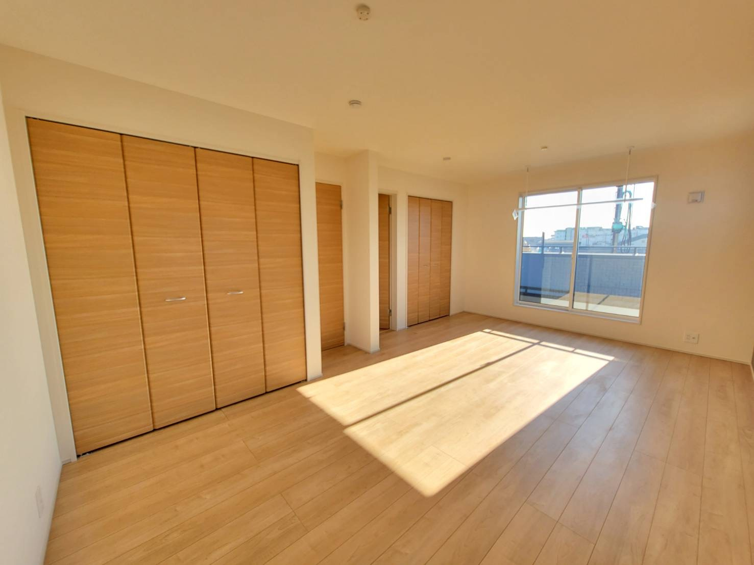 【ブルーミングガーデン】下野市川中子 全2邸の洋室|○1号棟2F洋室5帖+6帖○
家族の成長といっしょに変わる、レイアウト自在な2ドア1ルーム。ご家族の成長といっしょに変わっていく自由な家づくりが可能です。
※2025年11月撮影