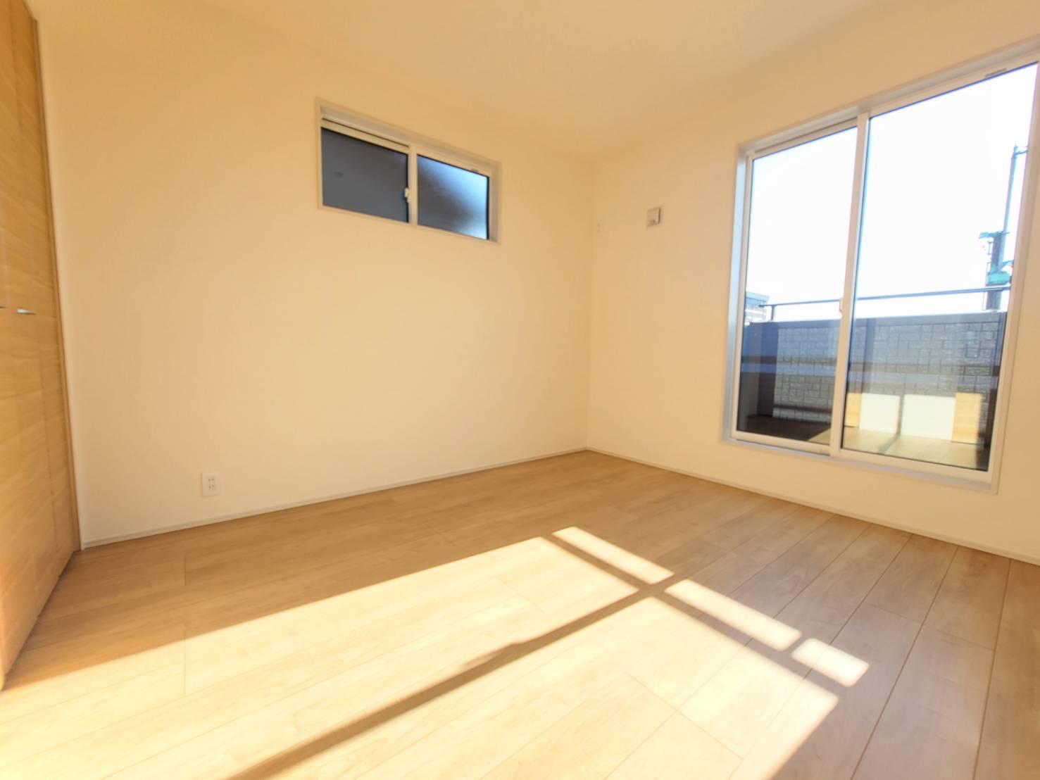 【ブルーミングガーデン】下野市川中子 全2邸の洋室|○1号棟2F洋室5.25帖○
日差しが注ぎ、心地よい空間です。全居室バルコニーに面した開放的な居室です。
※2025年11月撮影