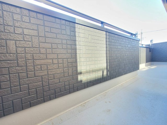 【ブルーミングガーデン】下野市川中子 全2邸のバルコニー|○1号棟　南面ワイドバルコニー○
２部屋からバルコニーへ出入りすることが出来るのでお布団を干す際にとても便利です。
※2025年11月撮影