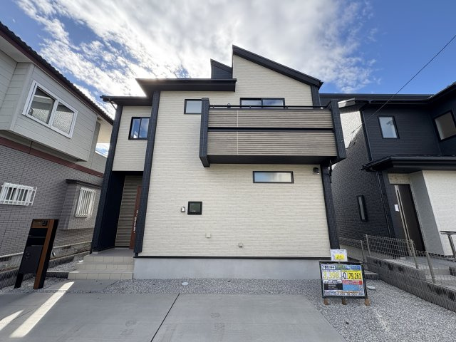 【ブルーミングガーデン】下野市川中子 全2邸の外観|〇2号棟【4（5）LDK+カースペース3台】
ご家族の団欒の時間を過ごすリビングは上部吹き抜けの明るく開放感に溢れる空間です。
2階洋室は間仕切り可能なフレキシブルプランです。
※2025年11月撮影