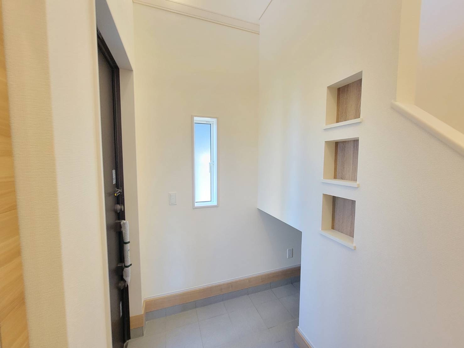 【ブルーミングガーデン】下野市川中子 全2邸の玄関|〇1号棟　玄関〇
吹き抜けの明るい玄関ホールです♪土間収納、シューズクロークも完備された
おしゃれで実用的な玄関ホール♪
※2025年11月撮影