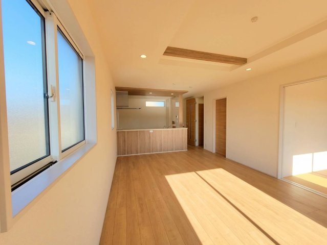 【ブルーミングガーデン】下野市川中子 全2邸の居間・リビング|○1号棟　LDK18帖○
リビングの横に和室を設けた和モダンな間取り。襖を開放すればフラットなひと続きの空間として、閉めればそれぞれ独立した空間として使用できます。
※2025年11月撮影