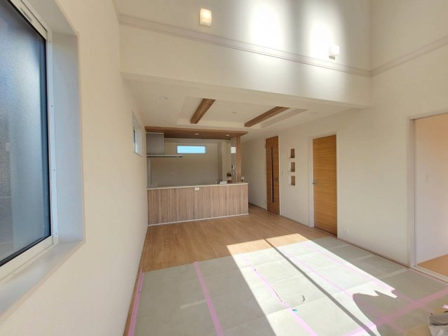 【ブルーミングガーデン】下野市川中子 全2邸の居間・リビング|○2号棟　LDK18帖○
上部吹き抜けのリビングです。広々とした開放感、リビングに自然光が降り注がれます♪
家族間のコミュニケーションも取りやすいリビングです。
※2025年11月撮影