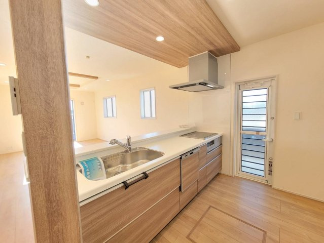 【ブルーミングガーデン】下野市川中子 全2邸のキッチン|〇1号棟　キッチン〇
対面仕様で、料理をしながら家族と会話ができるだけでなく、明るいリビングとつながる、ゆとりと快適性を兼ね備えたキッチン♪勝手口付でゴミ出しも楽々♪
※2025年11月撮影