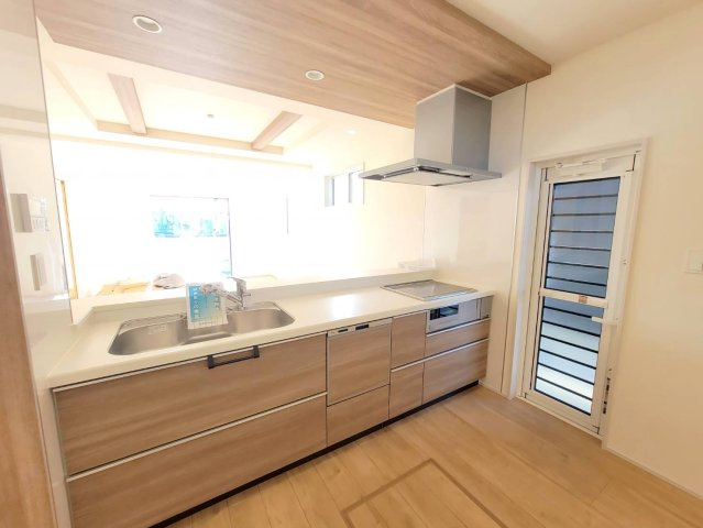 【ブルーミングガーデン】下野市川中子 全2邸のキッチン|〇2号棟　キッチン〇
勝手口・明り取り窓のある明るいキッチン♪キッチンから出る調理の匂いや湿気がこもった際も大きな開口を利用して効率的に空気の入替が出来ます。	
※2025年11月撮影