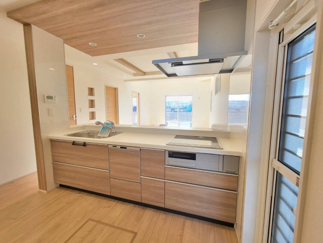 【ブルーミングガーデン】下野市川中子 全2邸のキッチン|〇2号棟　キッチン〇
使い勝手のいいキッチンは対面式キッチンとなっているので物の受け渡しラクラク♪自然と会話も増えます！
※2025年11月撮影

