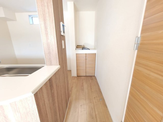 【ブルーミングガーデン】下野市川中子 全2邸の収納|〇2号棟　キッチン〇
キッチンにはカウンター付きパントリー完備もうれしいですね！
※2025年11月撮影