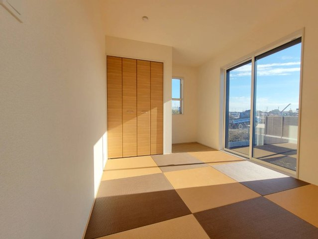 【ブルーミングガーデン】下野市川中子 全2邸の和室|○2号棟　1F和室5.25帖○
琉球畳がモダンな雰囲気全棟畳スペース完備で思わずお昼寝してしまうようなくつろぎスペース柔らかな畳好きはお子様のプレイルームにもぴったりです。
※2025年11月撮影