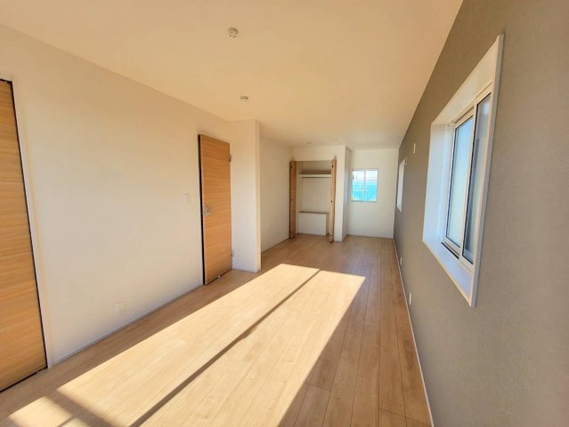 【ブルーミングガーデン】下野市川中子 全2邸の洋室|○2号棟　2F洋室5.01帖+5.25帖○
家族の成長といっしょに変わる、レイアウト自在な2ドア1ルーム。ご家族の成長といっしょに変わっていく自由な家づくりが可能です。
※2025年11月撮影