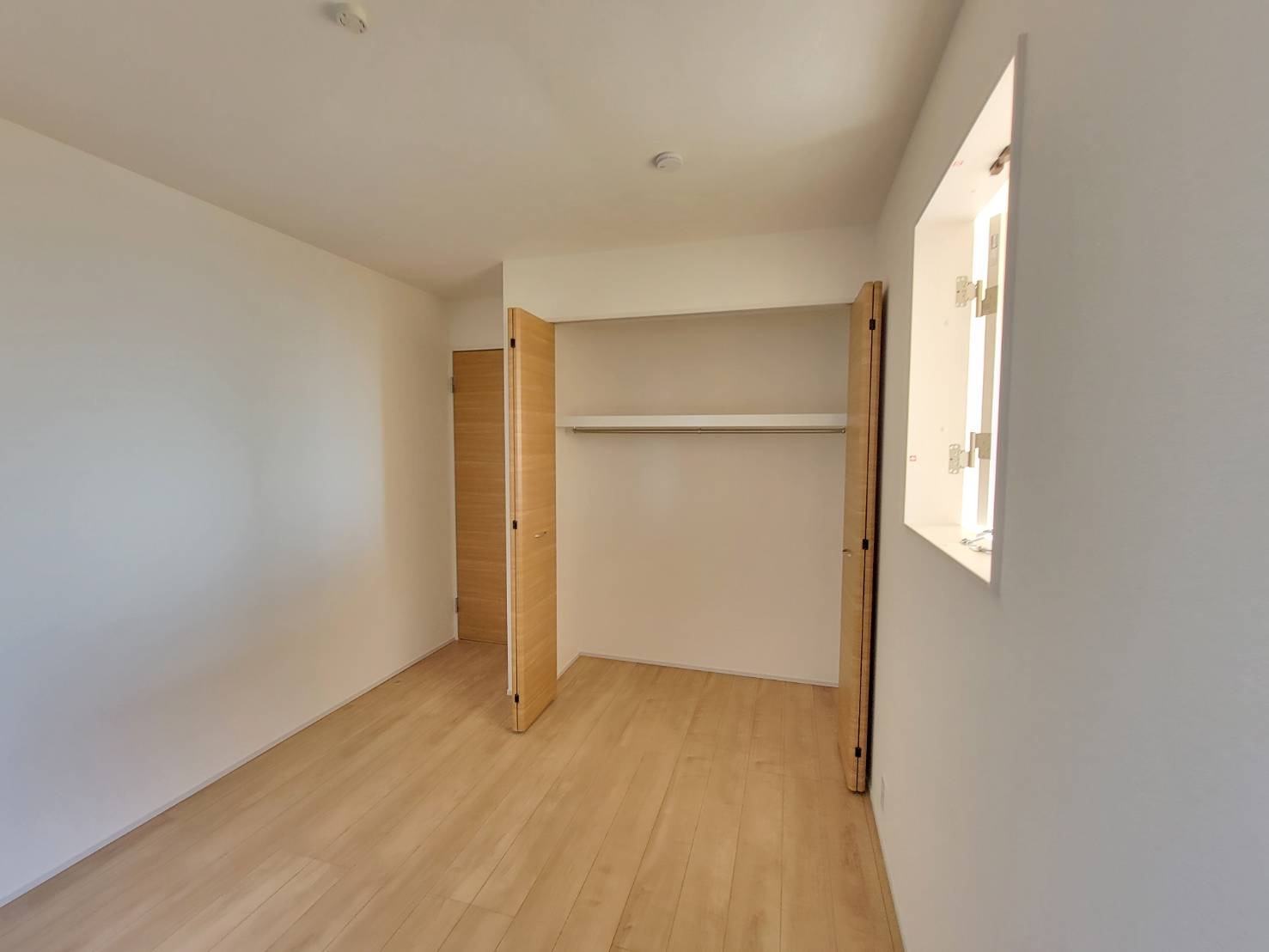 【ブルーミングガーデン】下野市川中子 全2邸の洋室|○2号棟　2F洋室5.01帖○
お子さんの一人部屋に最適な居室です。勉強机やベッドを置いても十分な広さです。
各部屋ごとに設けた収納は住みやすさへのこだわりです。
※2025年11月撮影