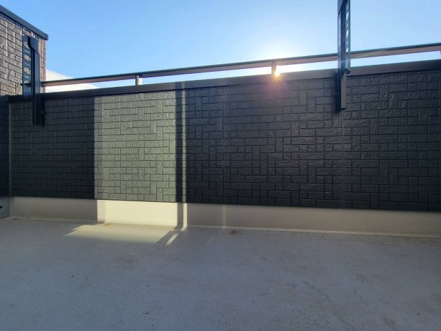 【ブルーミングガーデン】下野市川中子 全2邸のバルコニー|○2号棟　バルコニー○
南面に面したバルコニーはもちろん日当たり良好です。
※2025年11月撮影