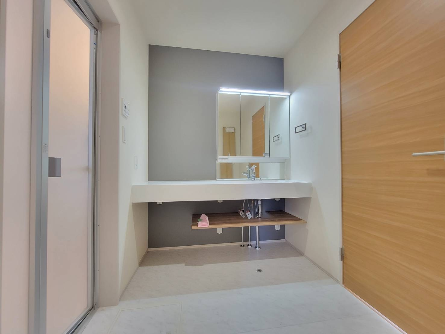 【ブルーミングガーデン】下野市川中子 全2邸の独立洗面台|〇2号棟　洗面化粧台〇
忙しい朝に混雑しがちな洗面台も、家族が並んでお支度もはかどります。
※2025年11月撮影
