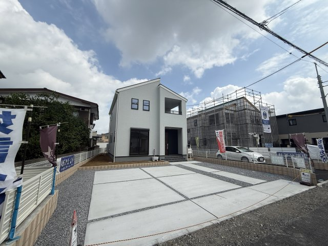 【LiveleGarden】下野市石橋 第1 全4邸の外観|〇1号棟【4LDK+WIC+カースペース3台】
南道路に面し日当たり良好♪セカンドカーや来客時も対応できる並列3台分のカースペース♪
設計性能評価+建設性能評価W取得で安心♪
※2025年8月撮影