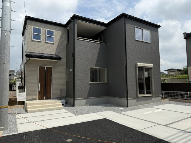 【LiveleGarden】下野市石橋 第1 全4邸の外観|〇3号棟【4LDK+WIC+カースペース2台】
隣家がワンクッションとなる旗竿地は、庭が道路に面さず、静かでプライバシーを保ちやすいです。
※2025年8月撮影