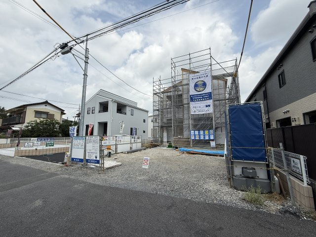 【LiveleGarden】下野市石橋 第1 全4邸の外観|〇4号棟【4LDK+WIC+カースペース3台】
只今建築中♪
JR宇都宮線「石橋」駅徒歩約9分、毎日の通勤・通学・お買い物にも大変便利♪石橋小学校徒歩約5分♪安心の立地です☆
※2025年8月撮影