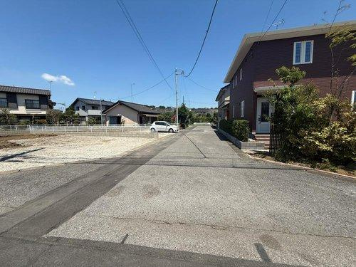 【LiveleGarden】宇都宮市瑞穂 第3 全2邸の前面道路含む現地写真|〇前面道路（1・2号棟）
南東側6ｍ公道。道路の配置や道の広さ、日当たりなど、ぜひ現地もご確認ください。
※2025年7月撮影