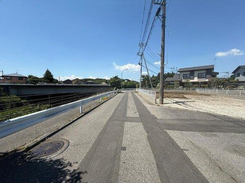 【LiveleGarden】宇都宮市瑞穂 第3 全2邸の前面道路含む現地写真|〇前面道路（1号棟）
南西側5ｍ公道。道路の配置や道の広さ、日当たりなど、ぜひ現地もご確認ください。物件の詳細は事前に資料をご用意してお待ちしております。
※2025年7月撮影