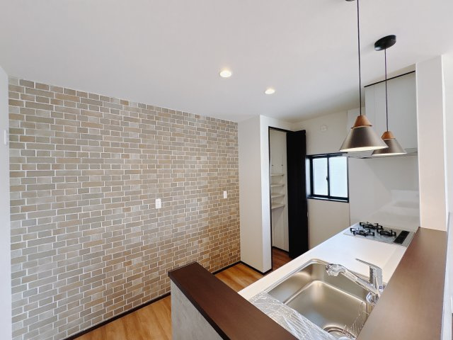 結城市川木谷 第1期 全8棟の玄関|〇7号棟〇まるでカフェのようなレンガ調のアクセントクロス。毎日のお料理が楽しくなりますね♪※2025年8月撮影